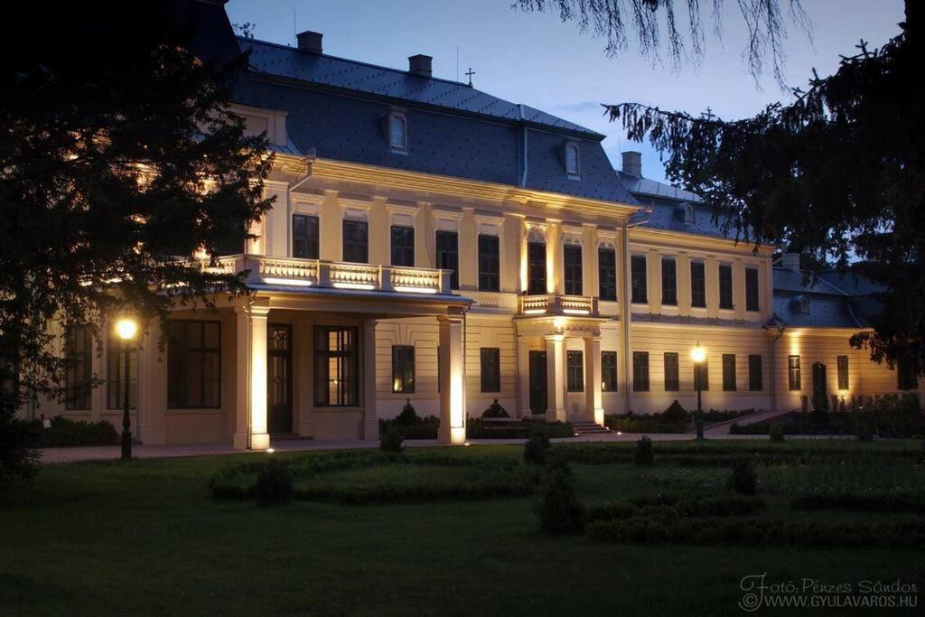 Corvin Apartman Gyula Exterior photo